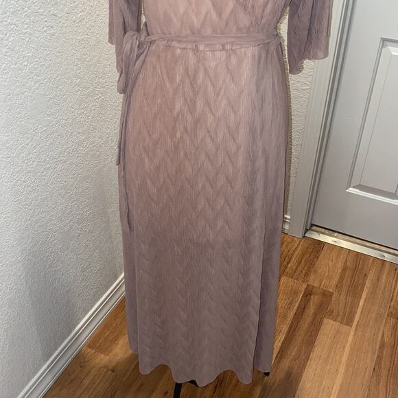 Liquorish Maxi Crinkled Wrap Dress Beige NWT Sz 8 Polyester Short Sleeve - Picture 3 of 12